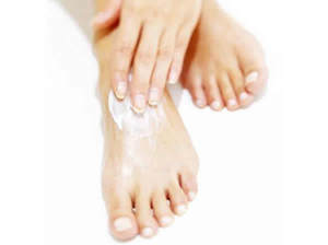 Увлажнение кожи на ногах при помощи кремов поможет избавиться от шелушения.