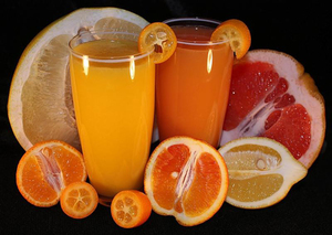 Сок цитрусовых - это мощный источник витамина C.
